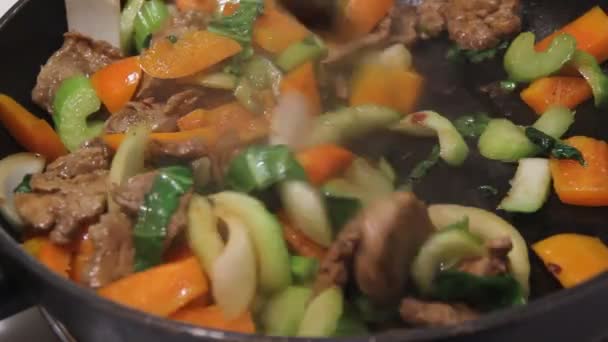 Cozinhar carne de porco — Vídeo de Stock