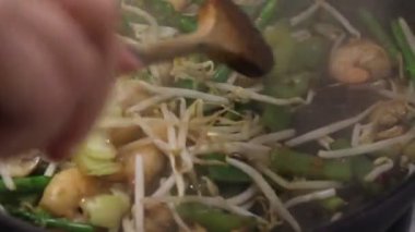 Wok üzerinde yemek karides stir fry