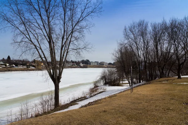 Vista del río Richelieu en primavera —  Fotos de Stock