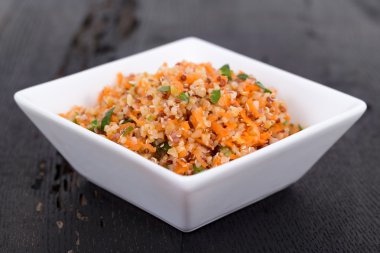 Quinoa ve bulgur havuç salatası