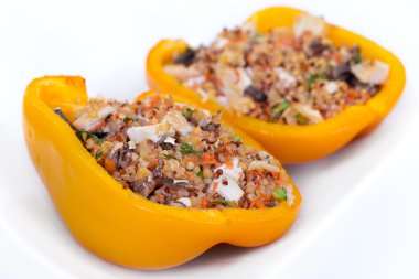 Quinoa tavuk beyaz arka plan üzerinde biber dolması