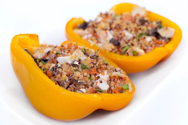Quinoa Huhn gefüllte Paprika über weißem Hintergrund — Stockfoto