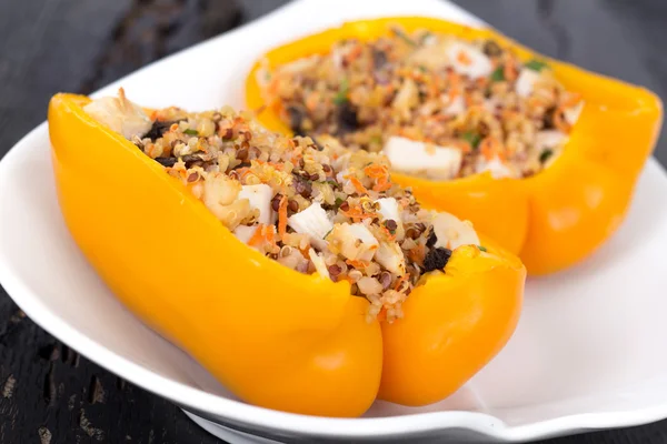 Peperoni ripieni di pollo alla quinoa — Foto Stock