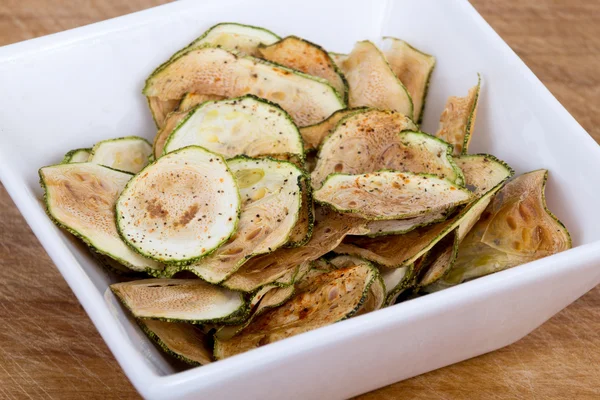 Zucchini forno de chips finos assado — Fotografia de Stock