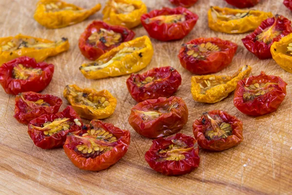 Zongedroogde cherry tomaten — Stockfoto