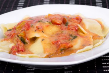 Domates soslu mantı makarna