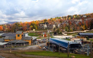 Bromont Kanada-17 Ekim 2021: Bromont kayak merkezi dağının sonbahar sezonu manzarası