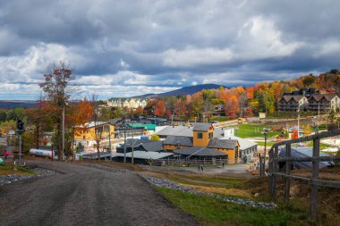 Bromont Kanada-17 Ekim 2021: Bromont kayak merkezi dağının sonbahar sezonu manzarası