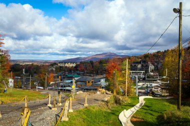 Bromont Kanada-17 Ekim 2021: Bromont kayak merkezi dağının sonbahar sezonu manzarası