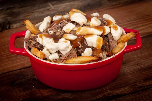 Eend Confit Poutine Schotel Houten Tafel Poutine Een Canadese Maaltijd — Stockfoto