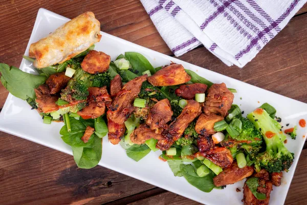 Delicioso Pollo Dulce Picante Con Brócoli Rollo Imperial Cena Mesa — Foto de Stock