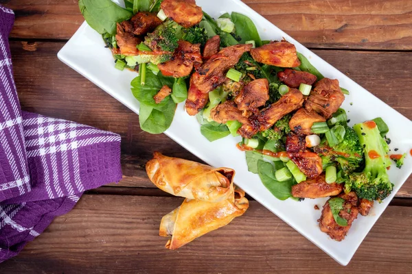 Delicioso Pollo Dulce Picante Con Brócoli Rollo Imperial Cena Mesa —  Fotos de Stock