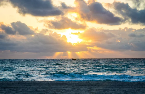 Csónak Sziluett Trópusi Napfelkelte Hollywood Florida Beach — Stock Fotó