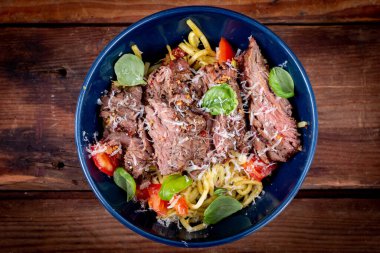 Fesleğen soslu ızgara biftek ve domatesli makarna.