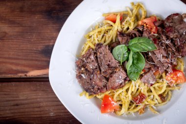 Fesleğen soslu ızgara biftek ve domatesli makarna.