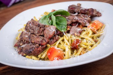 Fesleğen soslu ızgara biftek ve domatesli makarna.