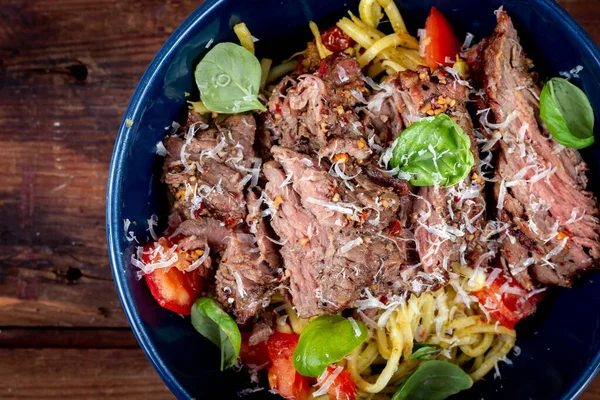 Fesleğen soslu ızgara biftek ve domatesli makarna.