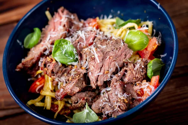 Fesleğen soslu ızgara biftek ve domatesli makarna.