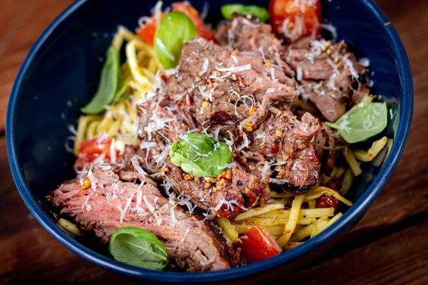 Fesleğen soslu ızgara biftek ve domatesli makarna.