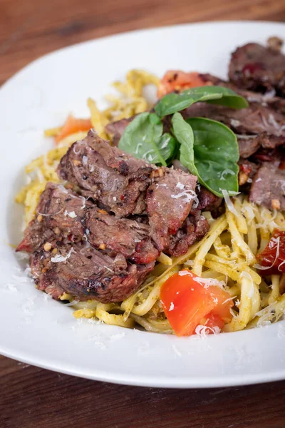 Grilled Flank Steak Basil Pesto Tomato Keto Pasta Dish —  Fotos de Stock