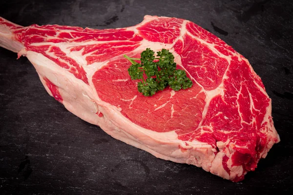 Rauwe Tomahawk Biefstuk Leisteen Achtergrond Met Kruid Voor Grillen — Stockfoto