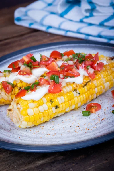 Elote Delicioso Milho Mexicano Grelhado Com Queijo Creme Pico Gallo — Fotografia de Stock