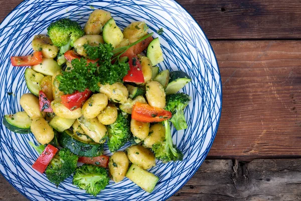 Pasta Ñoquis Hierbas Queso Con Verduras Mesa — Foto de Stock