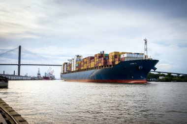 Savannah, Georgia, ABD - 24 Temmuz 2022: Lyon II gemisi Savannah limanından çıkan konteynırla dolu