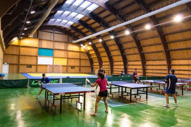 Çocuklar oynarken ping pong
