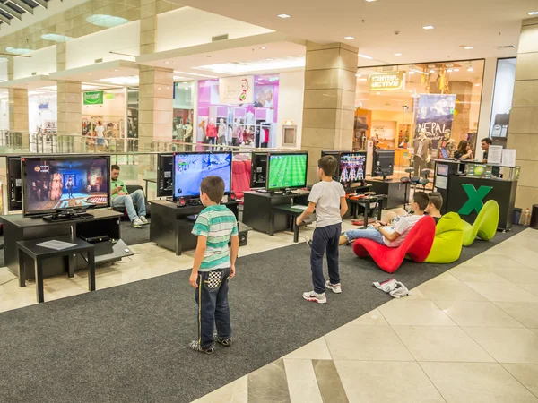 Niños jugando videojuegos — Foto de Stock