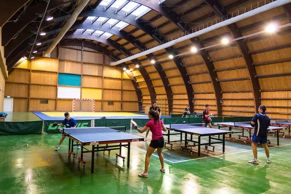 Niños jugando ping pong —  Fotos de Stock