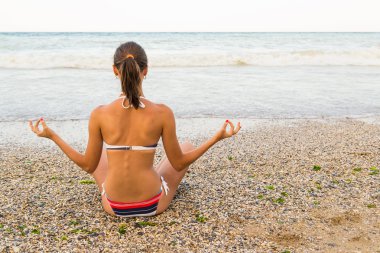 Sahilde yoga.