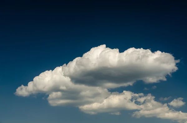Nubes de verano y cielo — Foto de Stock