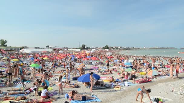 Gente divirtiéndose en la playa — Vídeos de Stock