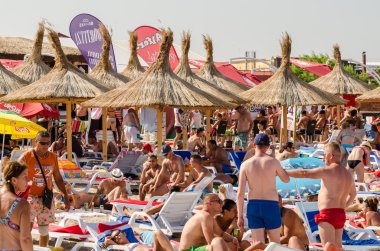 insanlar plajda eğlenmek