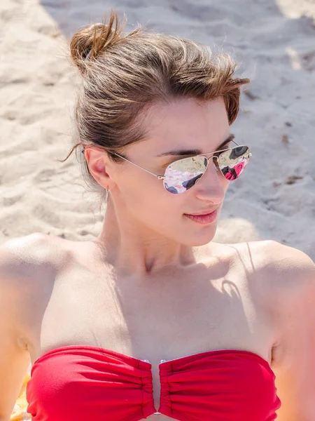 Menina na praia fica bronzeada — Fotografia de Stock