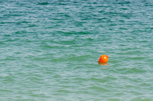 Bóia de laranja no oceano — Fotografia de Stock