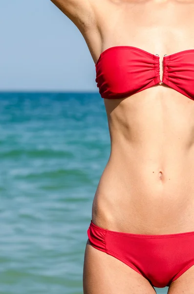 Groot body meisje op strand — Stockfoto