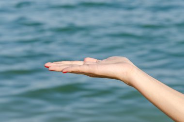 Boş kadın el ele tutuşuyor.