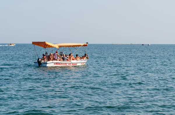 Les gens qui visitent la mer Noire — Photo