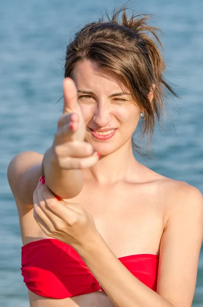 Chica joven fingiendo disparar — Foto de Stock