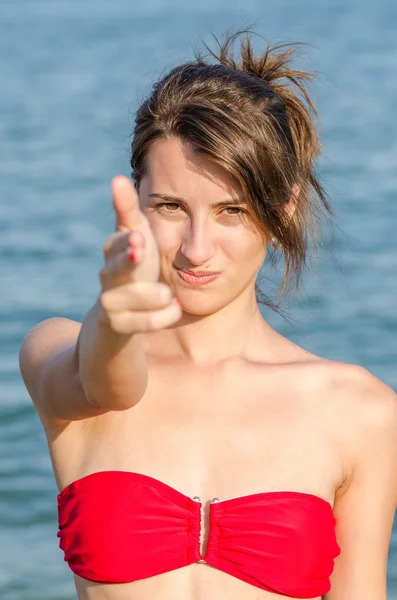 Chica joven fingiendo disparar —  Fotos de Stock