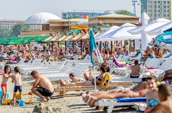 Le persone si divertono al Mar Nero — Foto Stock