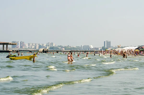 People Have Fun At The Beach — Stock Photo, Image