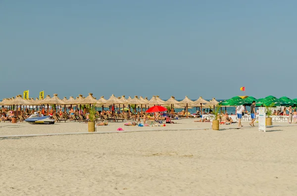 People Have Fun At The Beach — Stock Photo, Image