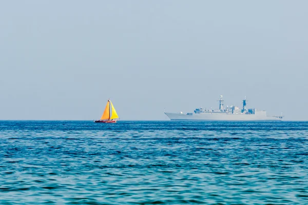 黒海に遠い 2 隻の船 — ストック写真