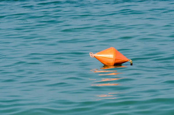 在海洋中的橙色救生圈 — 图库照片