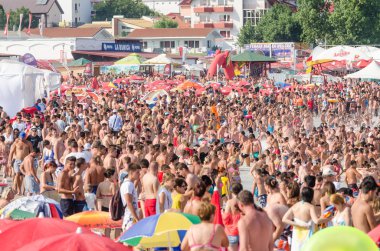 çok kalabalık plaj dolusu insan