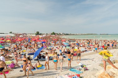 çok kalabalık plaj dolusu insan