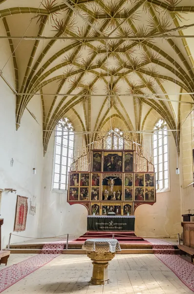 Befäst kyrka interiör i Transsylvanien — Stockfoto